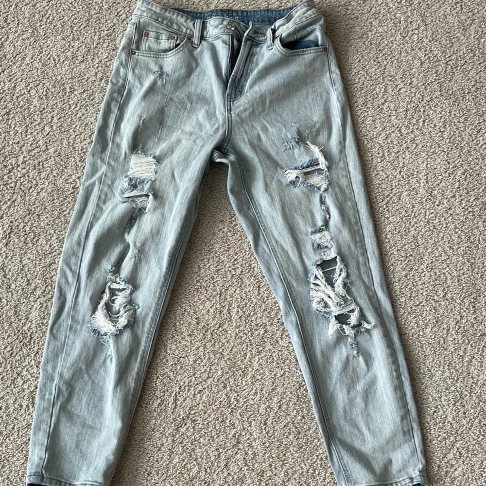 Light wash ripped blue mom jeans; (6)